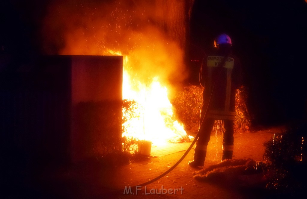 Mehrere Muell Sperrmuellbraende Köln Vingst Ansbacherstr P06.JPG - Miklos Laubert